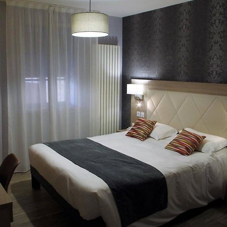 Logis Hotel Les Platanes Reyssouze Esterno foto