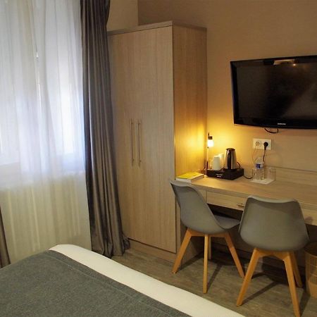 Logis Hotel Les Platanes Reyssouze Esterno foto