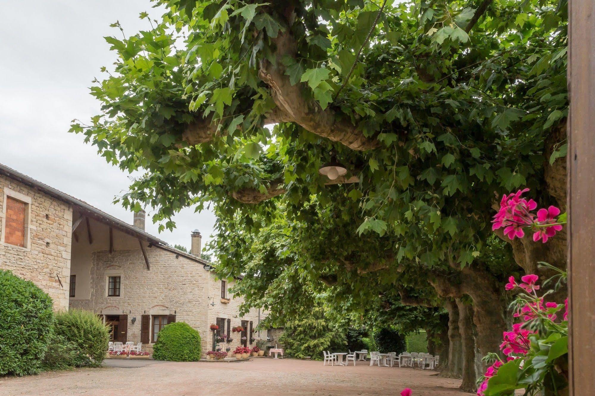 Logis Hotel Les Platanes Reyssouze Esterno foto