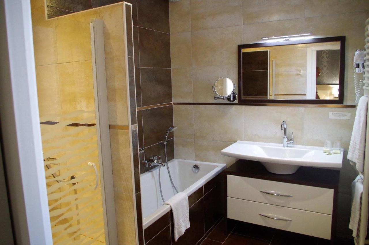 Logis Hotel Les Platanes Reyssouze Esterno foto